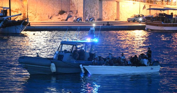Władze włoskich regionów buntują się przeciwko rządowej decyzji o utworzeniu w każdym z nich ośrodków ds. repatriacji migrantów. Tymczasem w nocy z wtorku na środę na Lampedusę dotarły kolejne łodzie z migrantami.