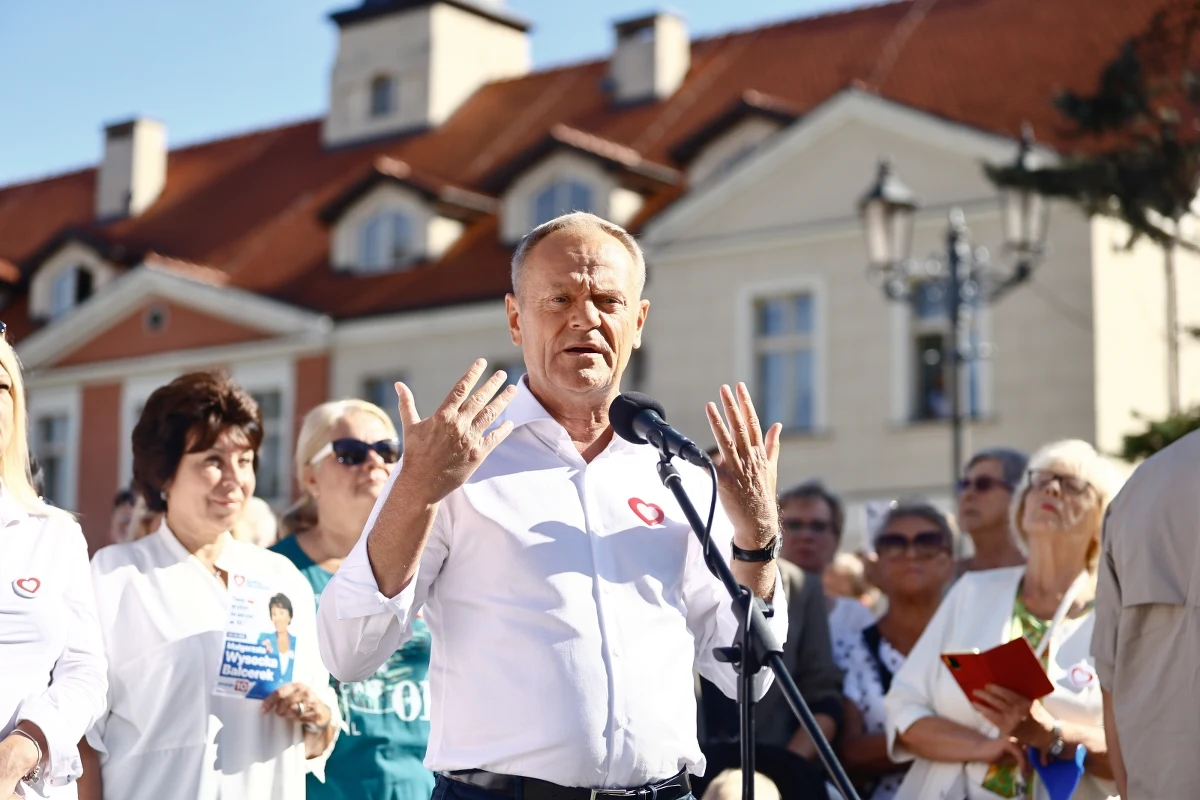 Od kiedy wróciłem do polskiej polityki robiłem wszystko, by była jedna lista opozycji; ale idziemy osobno, więc wzywam dzisiaj wszystkich: szanujmy się, na pewno utworzymy wspólnie jeden rząd po wyborach, to jest dla mnie bezdyskusyjne - powiedział w środę lider PO Donald Tusk.