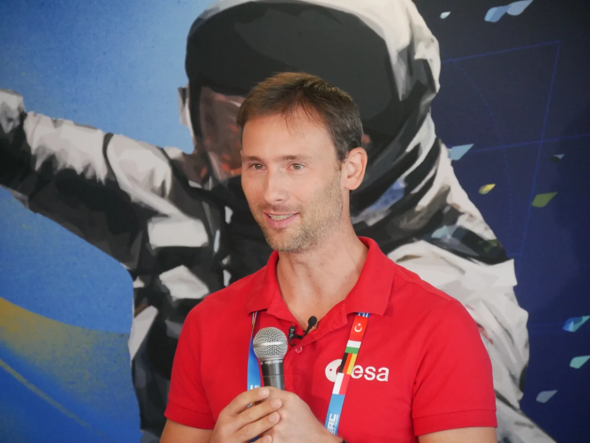 Najprawdopodobniej wkrótce poleci na Międzynarodową Stację Kosmiczną. Po cichu myśli o udziale w misji Artemis i locie na Księżyc. A czy jego marzenia sięgają... Marsa? Doktora Sławosza Uznańskiego, od ubiegłego roku astronautę Europejskiej Agencji Kosmicznej, m.in. o to zapytał podczas międzynarodowego konkursu łazików marsjańskich w Kielcach Grzegorz Jasiński. Ale rozmowa dotyczy przede wszystkim szans Polski na udział w rozwoju komercyjnego sektora kosmicznego. Przyszły, drugi polski astronauta przekonuje, że mamy w Polsce wystarczająco duży potencjał i niesamowity talent, by być w pewnych niszach technologicznych liderami. 