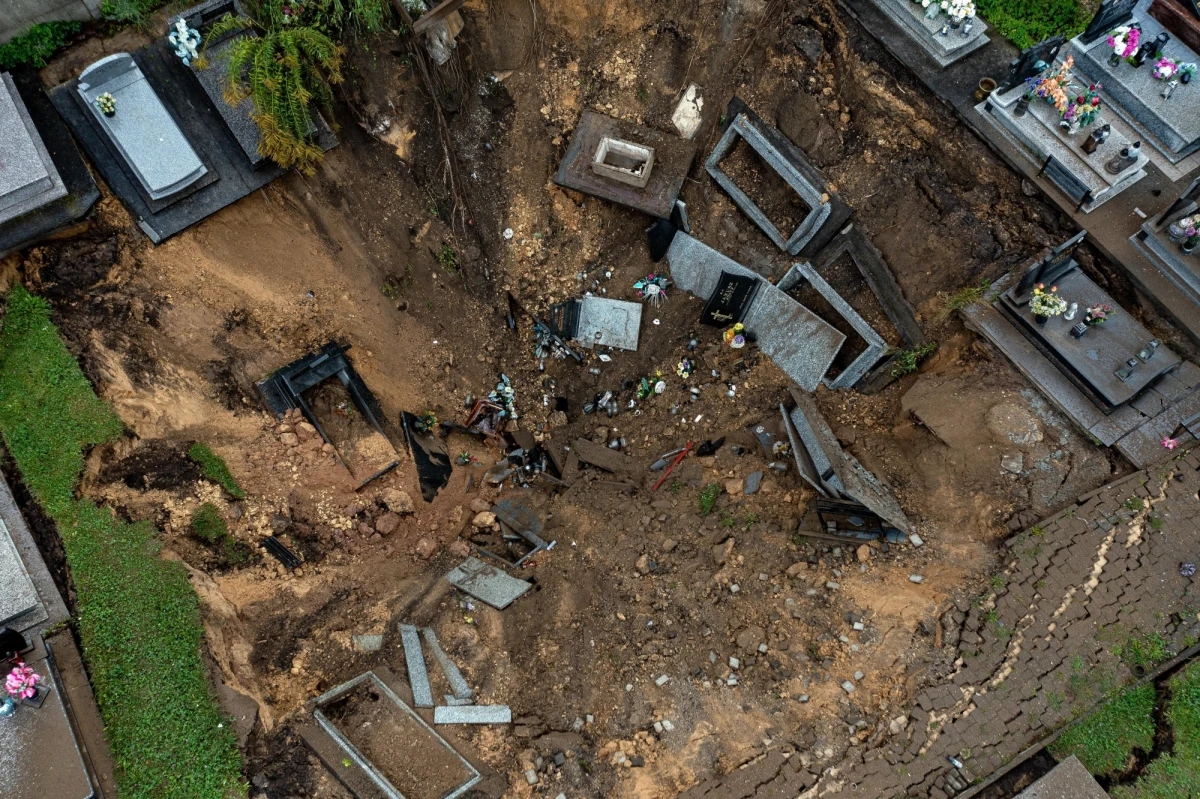 ​Burmistrz Trzebini Jarosław Okoczuk poinformował, że roboty uzdatniające teren cmentarza parafialnego przy al. Jana Pawła II w Trzebini rozpoczną się w październiku. Raz w tygodniu na teren prac będą mogli wejść przedstawiciele mieszkańców.
