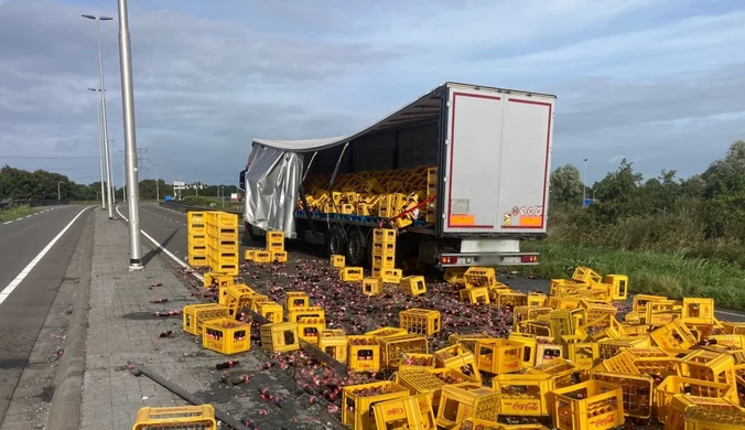 Tysiące butelek coca-coli na drodze. Nietypowy wypadek w Holandii