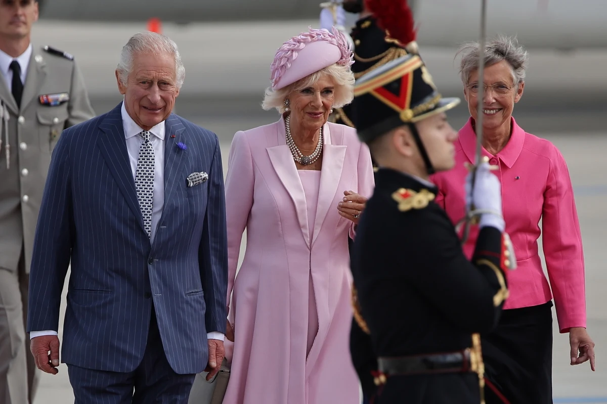 Z wielką pompą rozpoczęła się na paryskich Polach Elizejskich trzydniowa wizyta króla Karola III we Francji. Brytyjski monarcha i prezydent Emmanuel Macron uczestniczyli wspólnie w ceremonii zapalenia znicza na Grobie Nieznanego Żołnierza pod Łukiem Triumfalnym. Na wieczór zaplanowano uroczystą kolację w Wersalu.