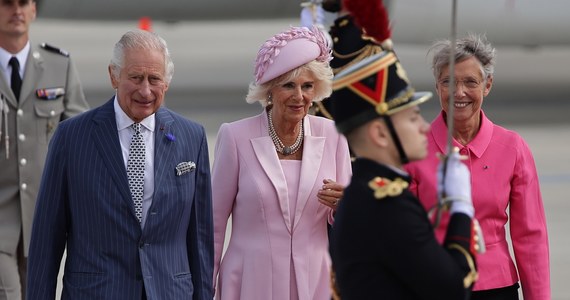 Z wielką pompą rozpoczęła się na paryskich Polach Elizejskich trzydniowa wizyta króla Karola III we Francji. Brytyjski monarcha i prezydent Emmanuel Macron uczestniczyli wspólnie w ceremonii zapalenia znicza na Grobie Nieznanego Żołnierza pod Łukiem Triumfalnym. Na wieczór zaplanowano uroczystą kolację w Wersalu.