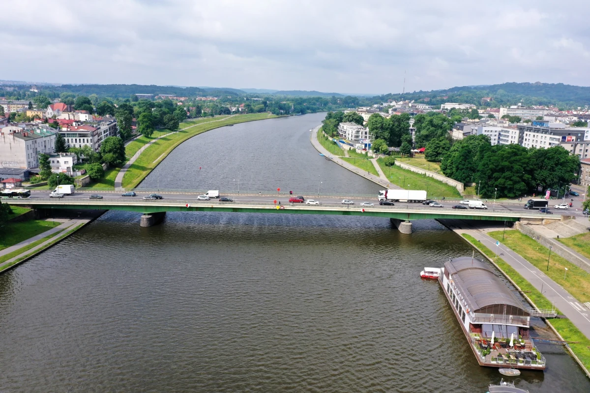 W związku z kolejnym etapem prac na moście Dębnickim w nocy z niedzieli na poniedziałek wprowadzona zostanie nowa organizacja ruchu. Ekipy przeniosą się na drugą połowę mostu, od strony Wawelu, a kierowcom udostępniona zostanie jezdnia od strony Salwatora.