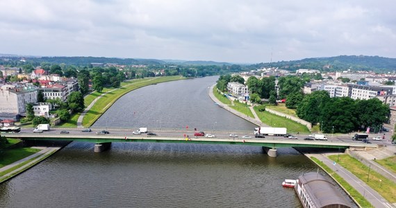 W związku z kolejnym etapem prac na moście Dębnickim w nocy z niedzieli na poniedziałek wprowadzona zostanie nowa organizacja ruchu. Ekipy przeniosą się na drugą połowę mostu, od strony Wawelu, a kierowcom udostępniona zostanie jezdnia od strony Salwatora.