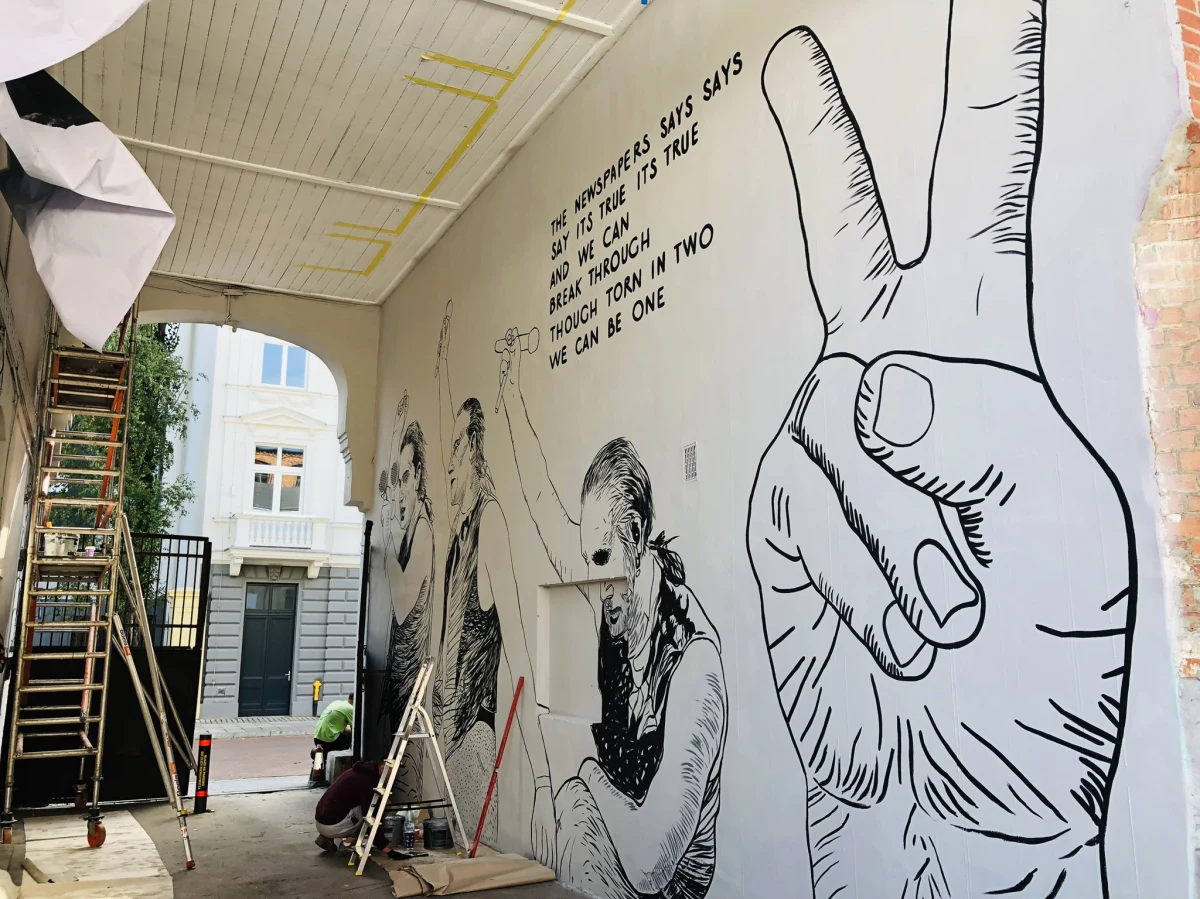 Czarno-biały mural, komiks i "U2 Gate" w Łodzi - to podziękowanie dla irlandzkiego, legendarnego zespołu. Właśnie mija 40 lat od chwili, gdy grupa U2 nagrała utwór "New Year’s Day" w odpowiedzi na prześladowania działaczy NSZZ "Solidarność" w czasie stanu wojennego w Polsce. Dzięki tej piosence polska walka o wolność obiegła cały świat.