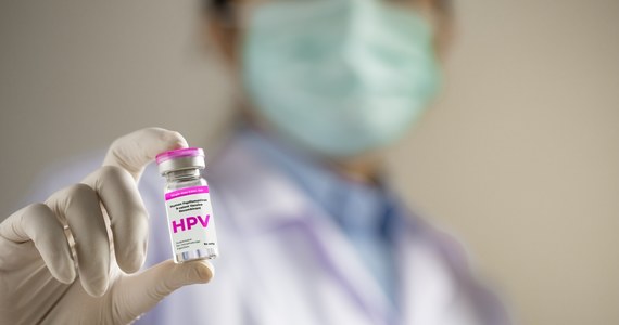 Niewielkie jest na razie zainteresowanie bezpłatnymi szczepieniami dzieci przeciwko wirusowi HPV. Od czerwca z preparatu skorzystał jeden na ośmiu uprawnionych do tego dwunasto- i trzynastolatków. Jak wynika z danych, które uzyskał nasz reporter, to ponad 107 tysięcy osób na ponad 800 tysięcy uprawnionych.