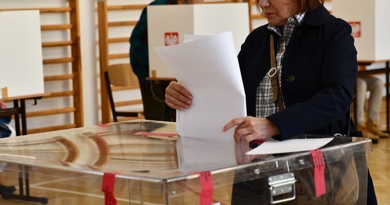 15 października Polacy wybiorą 460 posłów i 100 senatorów. Przeprowadzone zostanie też referendum. Każdy, kto chce, by jego głos został uznany za ważny, powinien zadbać o to, by oddać go prawidłowo. O czym należy pamiętać? Przypominamy wytyczne Państwowej Komisji Wyborczej.