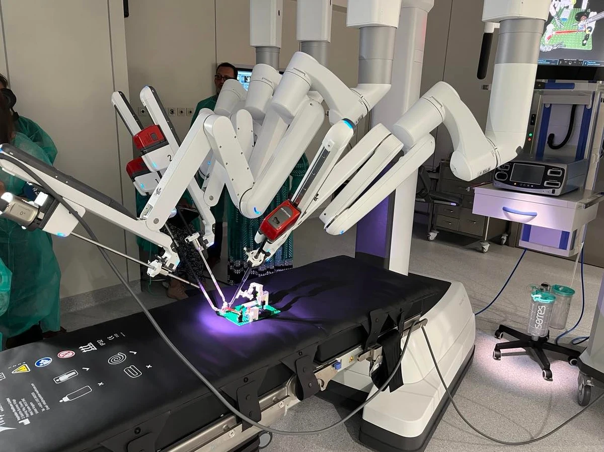 Centrum Chirurgii Robotycznej otwarto dziś (20.09) oficjalnie w Uniwersyteckim Szpitalu Klinicznym we Wrocławiu. To miejsce, gdzie lekarz operuje pacjenta nie mając w dłoniach narzędzi chirurgicznych. Robi to przy użyciu robota da Vinci.