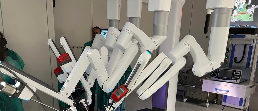 Centrum Chirurgii Robotycznej otwarto dziś (20.09) oficjalnie w Uniwersyteckim Szpitalu Klinicznym we Wrocławiu. To miejsce, gdzie lekarz operuje pacjenta nie mając w dłoniach narzędzi chirurgicznych. Robi to przy użyciu robota da Vinci.