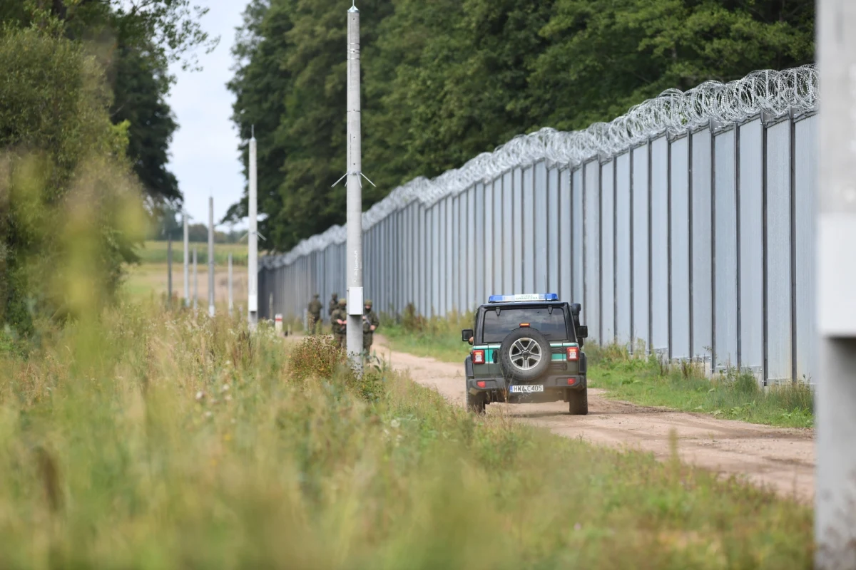 "Nikt nas nie pytał, jak sytuacja na granicy wygląda z naszej perspektywy, dlatego film 'Zielona granica' trzeba traktować jako kompletnie oderwaną od rzeczywistości wizję reżyserki" - powiedziała rzeczniczka straży granicznej por. Anna Michalska. Produkcja Agnieszki Holland wejdzie do kin w piątek.
