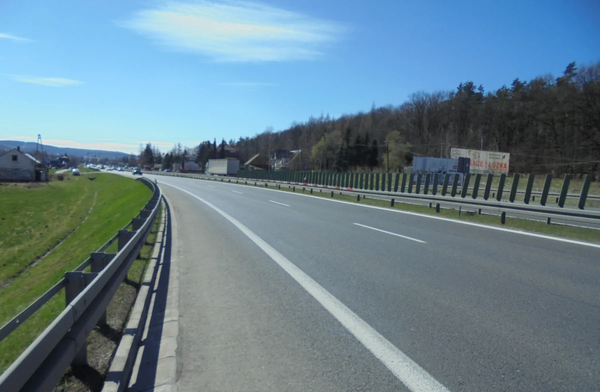 Dziś wieczorem (21.09) drogowcy rozpoczną nocny remont Zakopianki na półkilometrowym odcinku w Głogoczowie k. Krakowa. Prace będą prowadzone na jezdni w kierunku Krakowa od godz. 20:00 do godz. 6:00. Potrwają do 29 września.