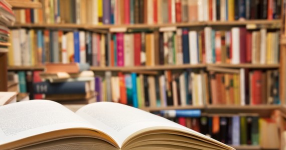 W USA bibliotekom zakazuje się udostępniania coraz większej liczby książek; nasila się cenzura; od stycznia do sierpnia 2023 roku władze lokalne, stanowe, bądź szkolne zakwestionowały 695 materiałów, zakazano 1915 tytułów - głosi raport Amerykańskiego Stowarzyszenia Bibliotek (ALA).