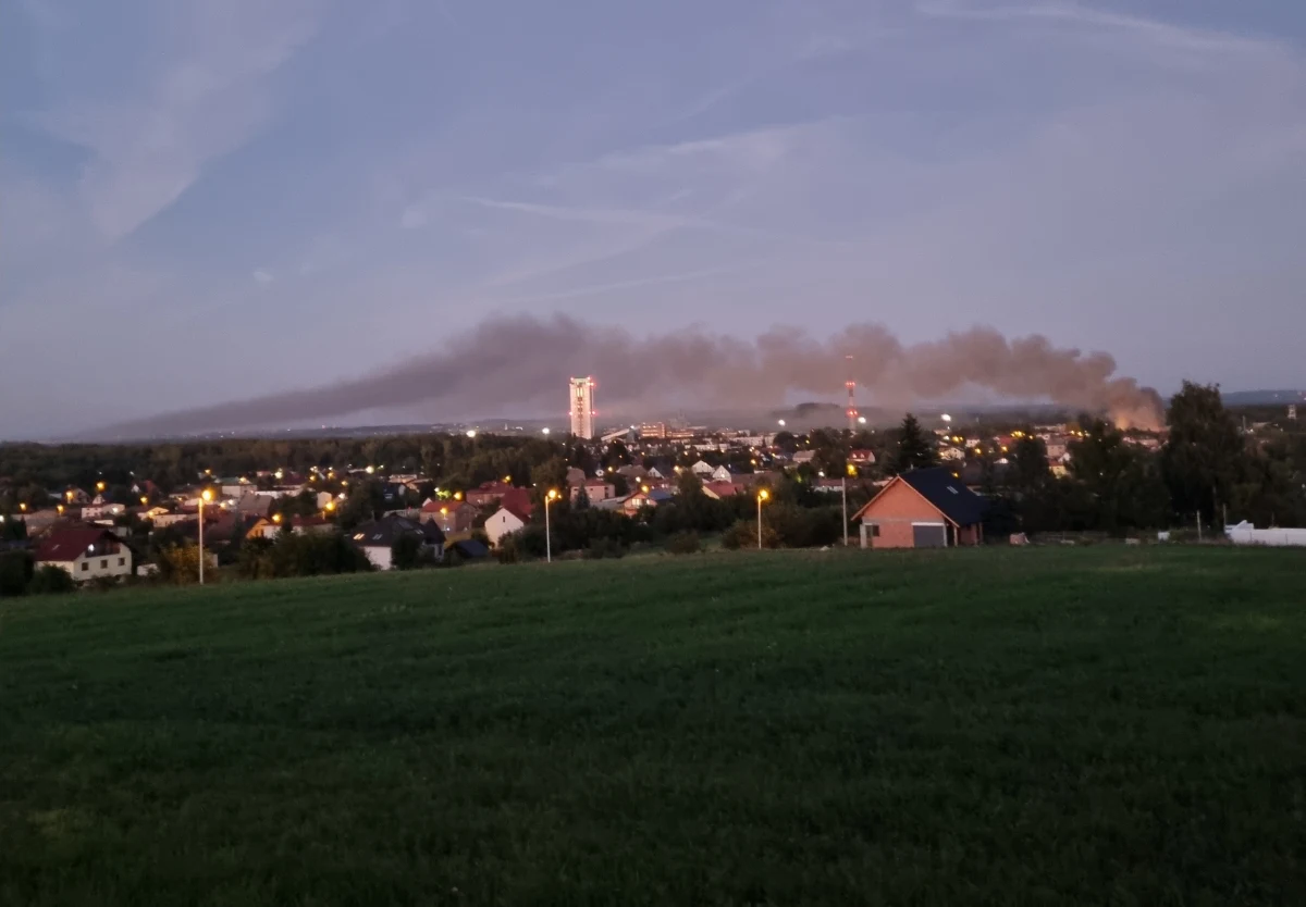 ​Pożar części budynku gospodarczego w Lędzinach na Śląsku. Na miejsce zadysponowano jedenaście strażackich jednostek. Składowane tam były drewno i śmieci. Nikt nie został ranny. 