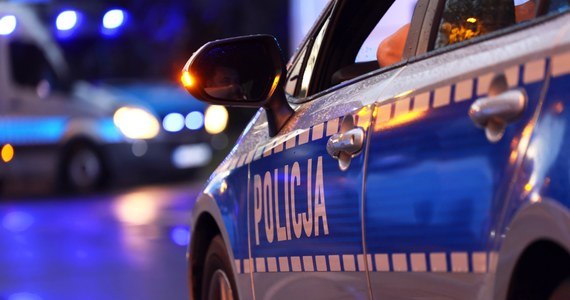 ​Dwuletnie dziecko zginęło w gminie Liniewo na Kaszubach po dachowaniu samochodu osobowego - poinformowała policja. Kierująca autem ciężarna 21-letnia matka dziecka jest w ciężkim stanie w szpitalu.