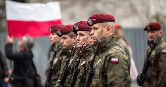 Polacy są przekonani, że po wyborach nie zostanie przywrócona obowiązkowa służba wojskowa. Wskazują na to wyniki badania przeprowadzonego przez IBRiS dla RMF FM i "Rzeczpospolitej". Z sondażu wynika, że ponad 70 proc. Polaków nie spodziewa się przywrócenia obowiązkowego poboru, niezależnie od tego, które partie sformują nowy rząd.