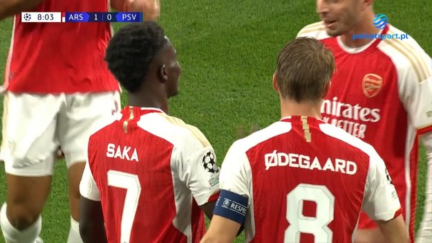 Bukayo Saka strzela gola na 1-0 w meczu Arsenal – PSV.

Pełne prawa do transmisji Ligi Mistrzów w sezonie 2023/24 w Polsce posiada Grupa Polsat, która pokazuje rozgrywki od sezonu 2018/2019. Transmisje Ligi Mistrzów można oglądać w tv na kanałach Polsat Sport Premium. Mecze Ligi Mistrzów można obejrzeć również online live stream na  Polsat BOX Go   Oglądaj wygodnie gdziekolwiek chcesz: na komputerze, na tablecie, na smartfonie, na Smart TV. Relacje i wyniki meczów na  sport.interia.pl 
W tekście zawarto link serwisu partnerskiego
