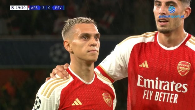 Trossard po podaniu od Bukayo Saki podwyższa wynik spotkania Arsenal – PSV na 2-0.

Pełne prawa do transmisji Ligi Mistrzów w sezonie 2023/24 w Polsce posiada Grupa Polsat, która pokazuje rozgrywki od sezonu 2018/2019. Transmisje Ligi Mistrzów można oglądać w tv na kanałach Polsat Sport Premium. Mecze Ligi Mistrzów można obejrzeć również online live stream na  Polsat BOX Go   Oglądaj wygodnie gdziekolwiek chcesz: na komputerze, na tablecie, na smartfonie, na Smart TV. Relacje i wyniki meczów na  sport.interia.pl 
W tekście zawarto link serwisu partnerskiego
