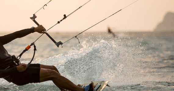 Kiteboardowe szaleństwo na plaży w holenderskim Zandvoort. Zawody Megaloop - rozgrywane przy sztormowym wietrze wiejącym z prędkością 30 węzłów - wygrał Włoch Andrea Principi.