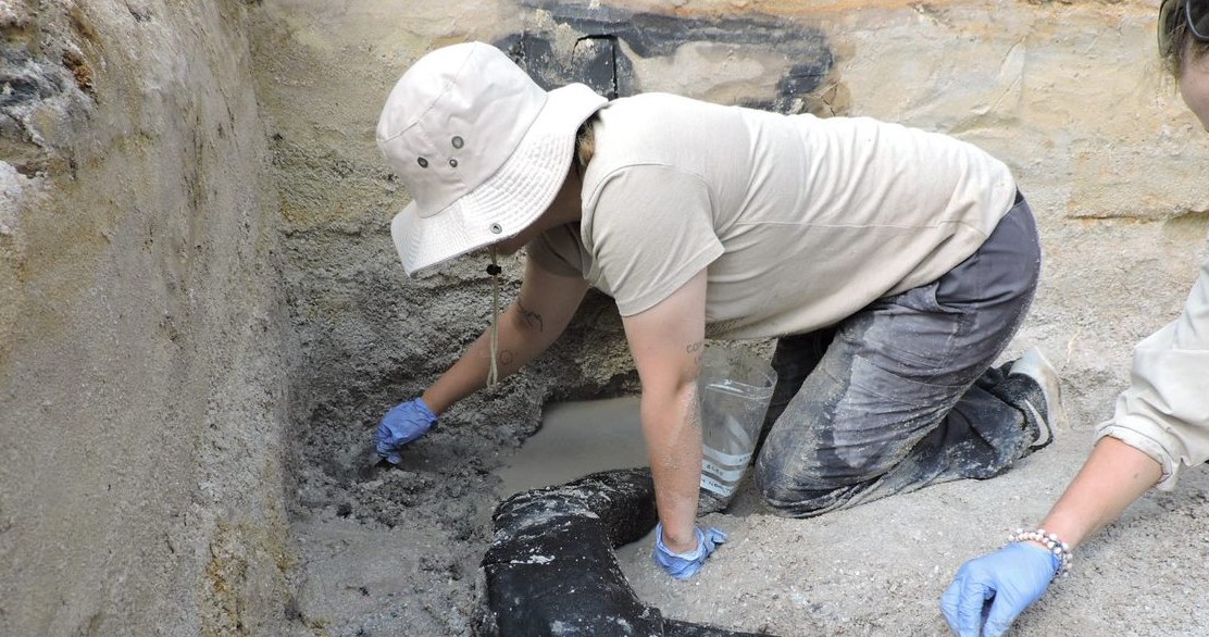 Archeolodzy rozwikłali zagadkę dziwnego szkieletu z Belgii, składającego się z kości pięciu osób żyjących w odstępie 2,5 tys. lat. Jak doszło do ich połączenia i po co? To naprawdę zagadkowy przypadek.