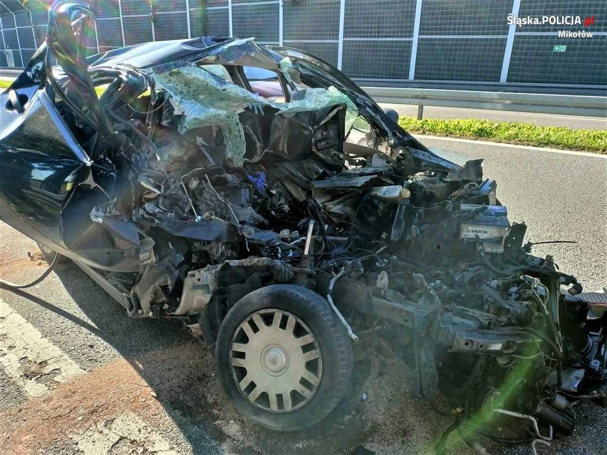 Niesamowite szczęście miał 36-latek, który wczoraj po południu w Orzeszu wbił się w stojącą na drodze ciężarówkę. Osobowy citroen został doszczętnie zniszczony, a mężczyzna wyszedł z wypadku bez szwanku.