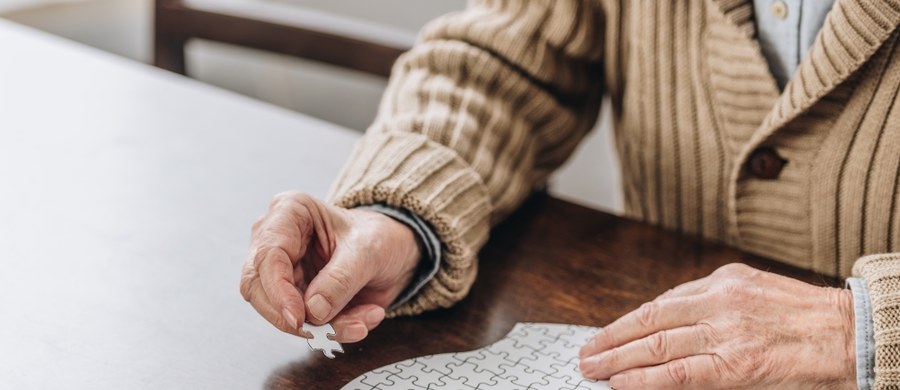 Australijska grupa badawcza opracowała prosty w użyciu test, który na podstawie kropli krwi przewiduje chorobę Alzheimera 20 lat przed pojawieniem się objawów. Urządzenie można przystosować do detekcji także innych chorób neurologicznych.