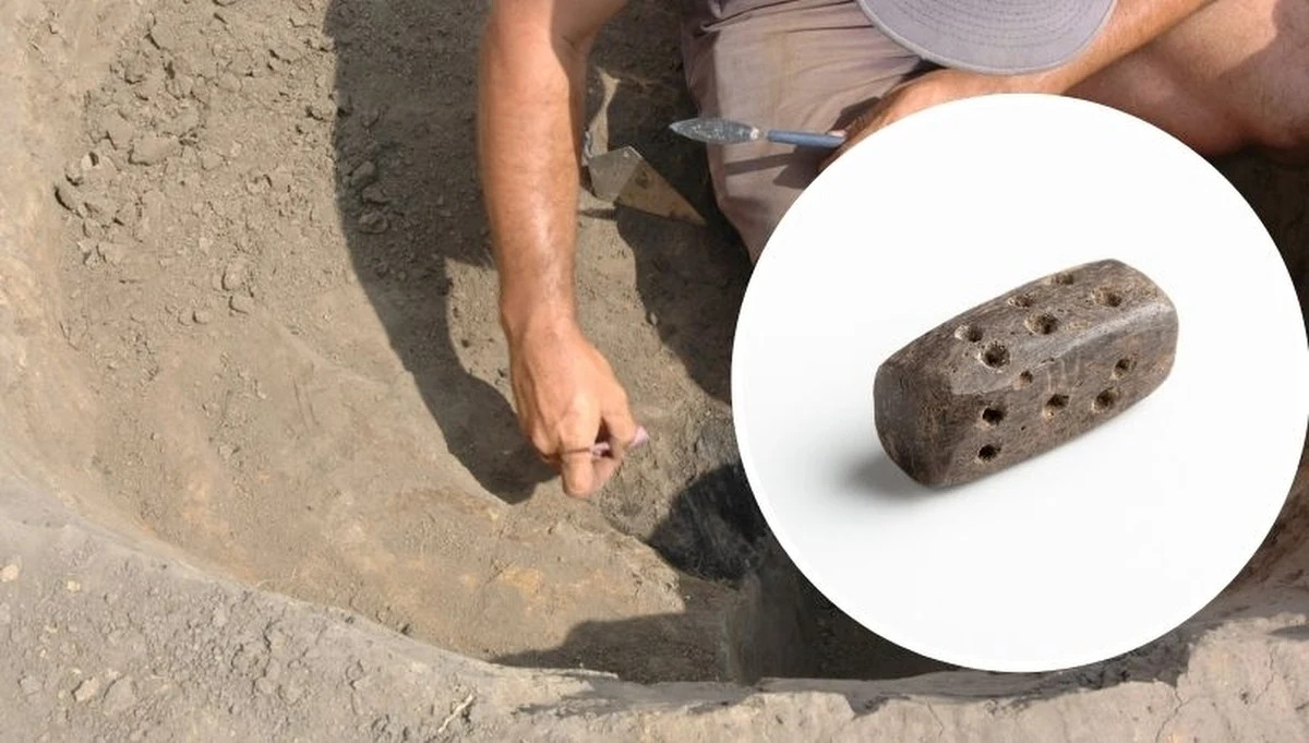 Archeolodzy niedawno zakończyli 11. sezon prac badawczych w śląskich Samborowicach. Szczególnie wartymi uwagi znaleziskami tego etapu są kostka do gry i żelazna fibula, czyli rodzaj ozdobnej zapinki do spinania szat. Badacze natrafili też na dwa relikty budowli zwanych półziemiankami.