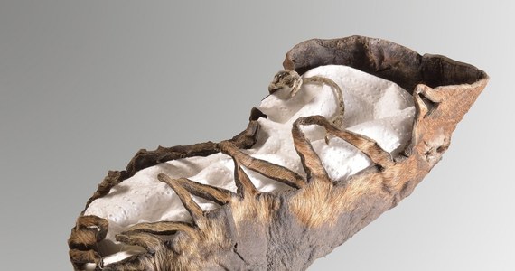 W starej kopalni soli w Austrii naukowcy dokonali szczególnego odkrycia: znaleźli skórzany but, odpowiadający współczesnemu rozmiarowi 30. But zachował się w idealnym stanie, wciąż są w nim resztki sznurówki.