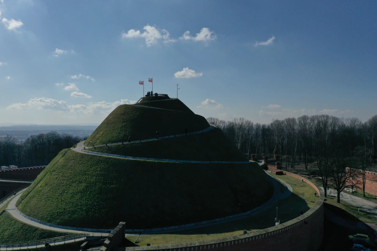 Wielkimi krokami zbliża się PGE Energia Ciepła 16. Bieg Trzech Kopców. Ponad 3100 osób już podjęło decyzję, że w niedzielę 24 września ruszy na trasę jedynego w Polsce biegu górskiego, który wiedzie przez centrum dużego miasta. Zawodnicy wystartują o godz. 10.30 i będą mieli do pokonania około 13-kilometrową trasę pomiędzy trzema krakowskimi kopcami - Krakusa, Kościuszki i Piłsudskiego. Kierowcy muszą liczyć się ze zmianami w organizacji ruchu, a pasażerowie - w kursowaniu tramwajów linii nr 0, 13, 17, 72, a także autobusów linii nr 100, 101 i 109.