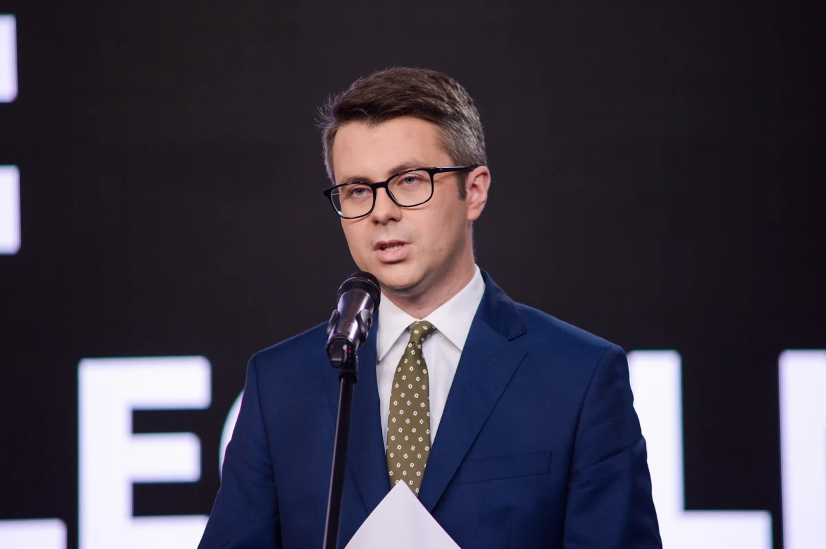 W kontekście pytań o dostawy uzbrojenia informuję, że Polska realizuje wyłącznie uzgodnione wcześniej dostawy amunicji oraz uzbrojenia, w tym wynikające z podpisanych kontraktów z Ukrainą - powiedział PAP rzecznik rządu Piotr Müller. Wczoraj w Polsacie News premier Mateusz Morawiecki stwierdził, że Polska nie przekazuje już uzbrojenia na Ukrainę.