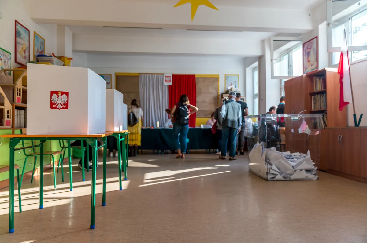 240 głosów, a więc pewna większość dla dzisiejszej opozycji, i tylko 219 mandatów dla PiS i Konfederacji - taki byłby skład przyszłego Sejmu, gdyby trafny był dzisiejszy sondaż United Surveys dla RMF FM i "Dziennika Gazety Prawnej". Przejęcie władzy przez opozycję zależy dziś głównie od przekroczenia progu wyborczego przez Trzecią Drogę, a to zależy nie tylko od niej samej, ale też od kampanii prowadzonej przez... PiS.