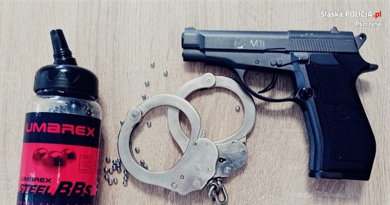 Policjanci z komisariatu w Miedźnej (Śląskie) zatrzymali 21-latka, który oddał kilkanaście strzałów z pistoletu na metalowe kulki do znajomej swojego ojca. Zraniona 39-latka trafiła do szpitala, na szczęście odniesione przez nią obrażenia nie były poważne - podała policja. Napastnik był pijany.