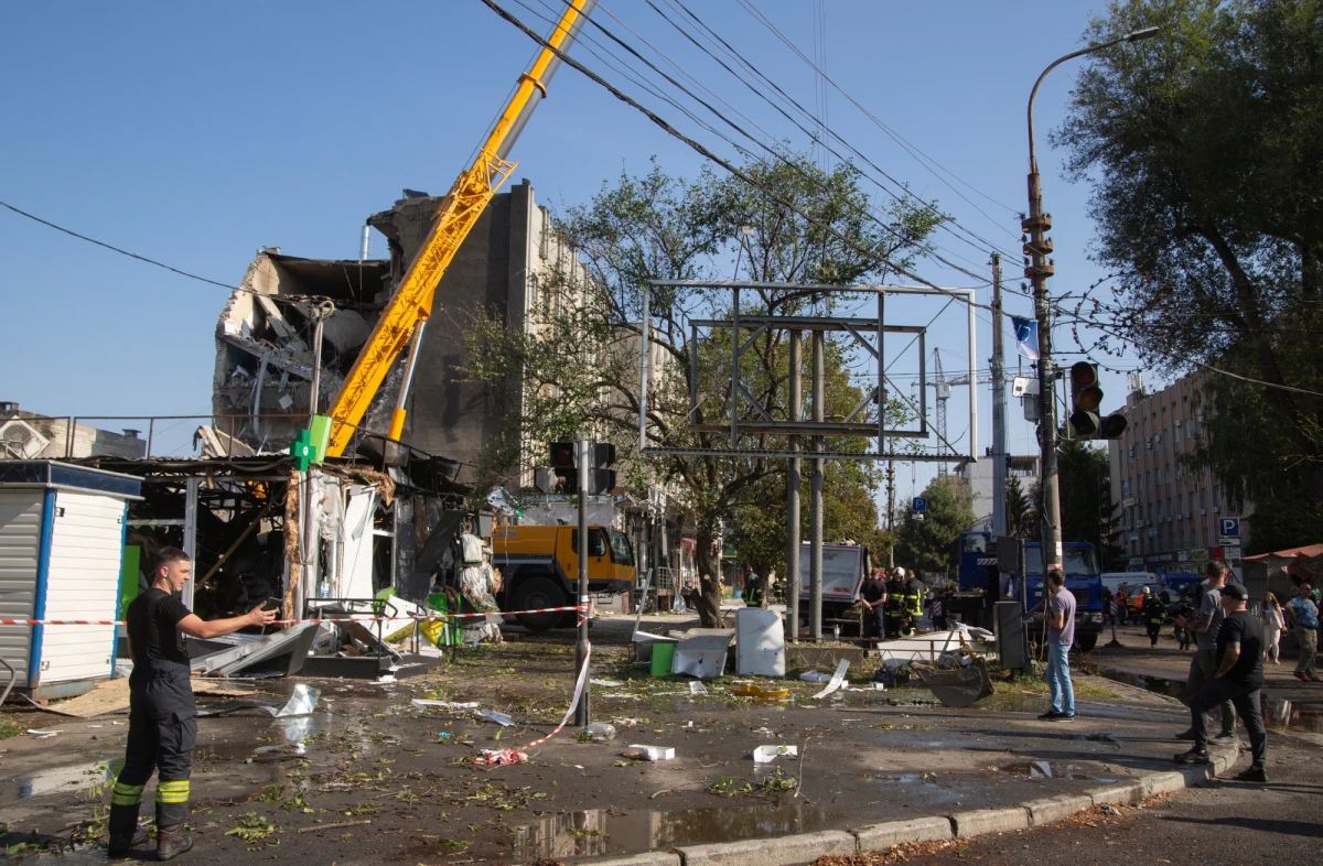 Pięć sektorów tematycznych, kilkudziesięciu zaproszonych prelegentów i ważne dyskusje dotyczące polsko-ukraińskich relacji i odbudowy kraju naszych wschodnich sąsiadów. W Rzeszowie-Jasionce, tuż przy lotnisku, które stało się hubem pomocowym dla Ukrainy, trwają ostatnie przygotowania do rozpoczynającego się 28 września drugiego szczytu W4UA. 