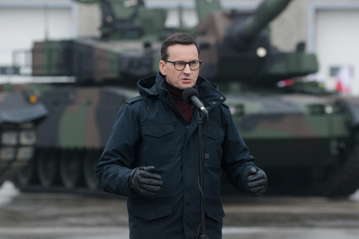 Polskie Ministerstwo Spraw Zagranicznych jest zaskoczone wypowiedzią premiera Mateusza Morawieckiego, że Polska nie przekazuje już uzbrojenia Ukrainie. „My teraz sami się zbroimy" - dodał szef rządu. Jak wiele na to wskazuje, to stanowisko nie było konsultowane z resortem dyplomacji. 