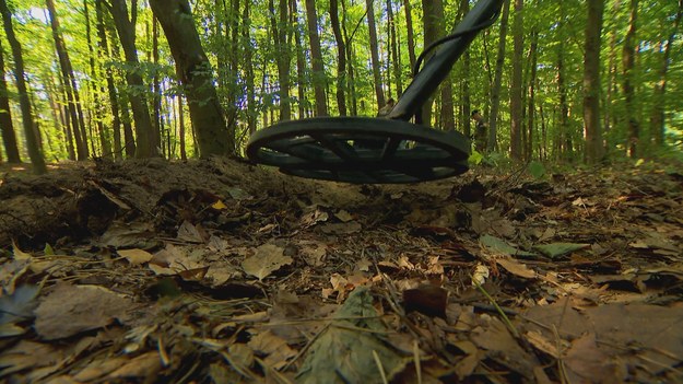 Poszukiwacz skarbów jest skarbem dla leśniczego. Okazuje się, że detektoryści - bo tak fachowo się nazywają - podczas wędrówki z wykrywaczem metalu po lesie dbają też o środowisko. Większość odnalezionych przedmiotów to śmieci, które z lasu warto zabierać. Materiał dla programu "Czysta Polska" Polsat News przygotował Marcin Szumowski.