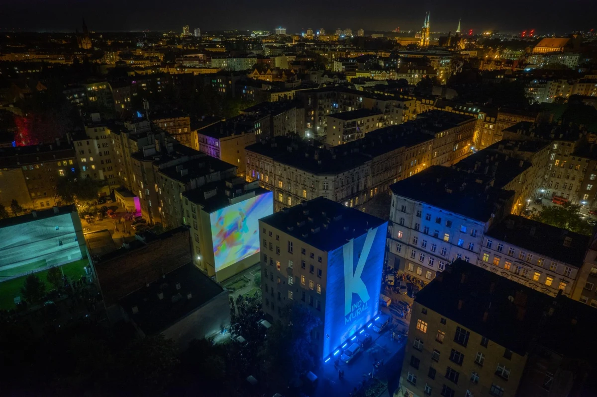 23 września, we Wrocławiu już po raz piąty, na sześciu gigantycznych ekranach pojawi się siedemdziesiąt pięć prac artystek i artystów z całego świata. "Gdy zapada noc, ściany się budzą" - to jedno z haseł Kinomuralu, które doskonale oddaje charakter wydarzenia.