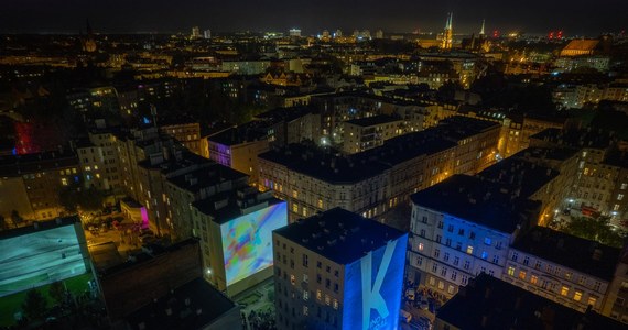 23 września, we Wrocławiu już po raz piąty, na sześciu gigantycznych ekranach pojawi się siedemdziesiąt pięć prac artystek i artystów z całego świata. "Gdy zapada noc, ściany się budzą" - to jedno z haseł Kinomuralu, które doskonale oddaje charakter wydarzenia.