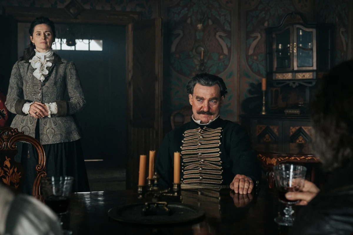 "Kilka osób mnie pytało, do czego bym ten film porównał. Mówiłem, że najbardziej czuję, że to taki anty-„Potop”. To sienkiewiczowska historia à rebours" - przyznaje w rozmowie z RMF FM Paweł Maślona - reżyser "Kosa", który ma dziś premierę na festiwalu w Gdyni i jest jednym z faworytów rywalizacji o Złote Lwy. "To dla mnie od początku była opowieść o przemocy - o tym, jak ona może się objawiać i jak się dojrzewa do buntu" - dodaje. 