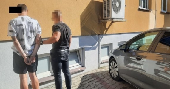 Policjanci z Pragi Południe zatrzymali 41-latka podejrzanego o fałszywy alarm bombowy. Mężczyzna, który niedawno wyszedł z więzienia, zadzwonił do sądu i powiedział: "za 10 minut wybuchnie bomba za wyrok, który mi wydaliście".