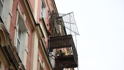 Część kamienicy w Sosnowcu po zawaleniu balkonu nadal wyłączona z użytku