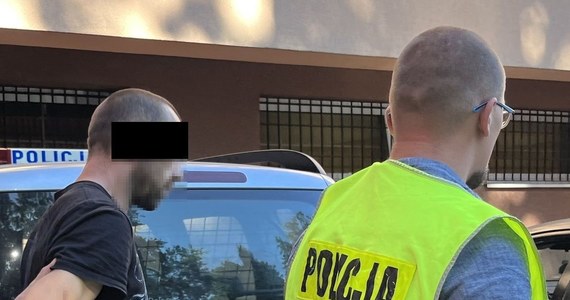 ​Policjanci z Puław (Lubelskie) zatrzymali 37-letniego mężczyznę, który w miejscowości Kolonia Góra Puławska przewoził w samochodzie troje dzieci po zażyciu alkoholu. Badanie wykazało, że miał 2 promile. Dodatkowo miał zakaz kierowania pojazdami. Może grozić mu do 5 lat więzienia.