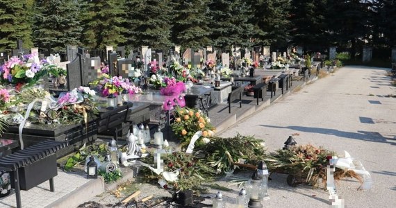 ​Dwaj mężczyźni odpowiedzą za zniszczenie nagrobka na cmentarzu w Busku-Zdroju, po tym, jak w jego pobliżu rozpalili ognisko i urządzili zakrapianą imprezę - poinformowała świętokrzyska policja.