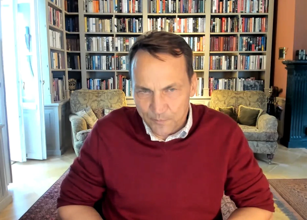 "Mam wrażenie, że ostatnio wzywamy częściej ambasadora Ukrainy niż Rosji, co mi się bardzo nie podoba. To Rosja prowadzi agresję przeciwko Ukrainie, a nie Ukraina” – mówił Radosław Sikorski w Rozmowie w południe w RMF FM i Radiu RMF24 pytany o to, czy też wezwałby ukraińskiego ambasadora, gdyby był dziś szefem MSZ-u. Piotr Salak zapytał byłego ministra spraw zagranicznych także o to, czy podobają mu się słowa prezydenta Ukrainy Wołodymyra Zełeńskiego, które wypowiedział w Nowym Jorku. Zełeński zasugerował, że m.in. Polska „pomaga przygotowywać scenę dla moskiewskiego aktora”.  „Prezydent Zełeński walczy o życie swojego narodu przed przeważającymi siłami agresywnego mocarstwa, które zagraża także Polsce. Powinniśmy wobec niego mieć wiele sympatii i współczucia, gdy czasami się zagalopowuje. I to nie jest powód do pyskówek międzynarodowych, które rujnują polską reputację” – powiedział Sikorski.