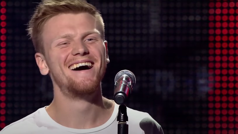 W trzeciej edycji "The Voice Of Poland" 19-letni wówczas Bartłomiej Broniewski był uważany za czarnego konia, jednak z programem pożegnał się na etapie Nokautów. Dekadę później powraca do show TVP2. Mamy przedpremierowo wideo z jego występu.