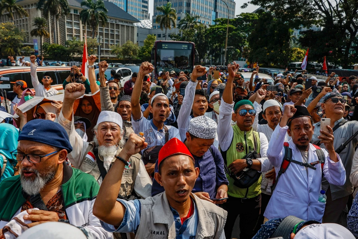 ​Siedem i pół tysiąca mieszkańców indonezyjskiej wyspy Rempang ma czas do końca miesiąca na wyprowadzenie się z domów, by zwolnić teren pod budowę chińskiej fabryki szkła i "Eco City" - informuje w czwartek portal telewizji Al-Dżazira. W ubiegłym tygodniu doszło do starć protestujących mieszkańców z policją.