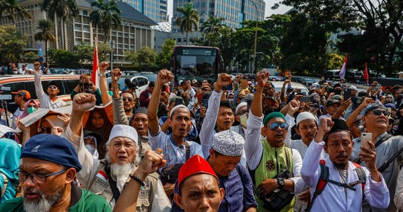 ​Siedem i pół tysiąca mieszkańców indonezyjskiej wyspy Rempang ma czas do końca miesiąca na wyprowadzenie się z domów, by zwolnić teren pod budowę chińskiej fabryki szkła i "Eco City" - informuje w czwartek portal telewizji Al-Dżazira. W ubiegłym tygodniu doszło do starć protestujących mieszkańców z policją.