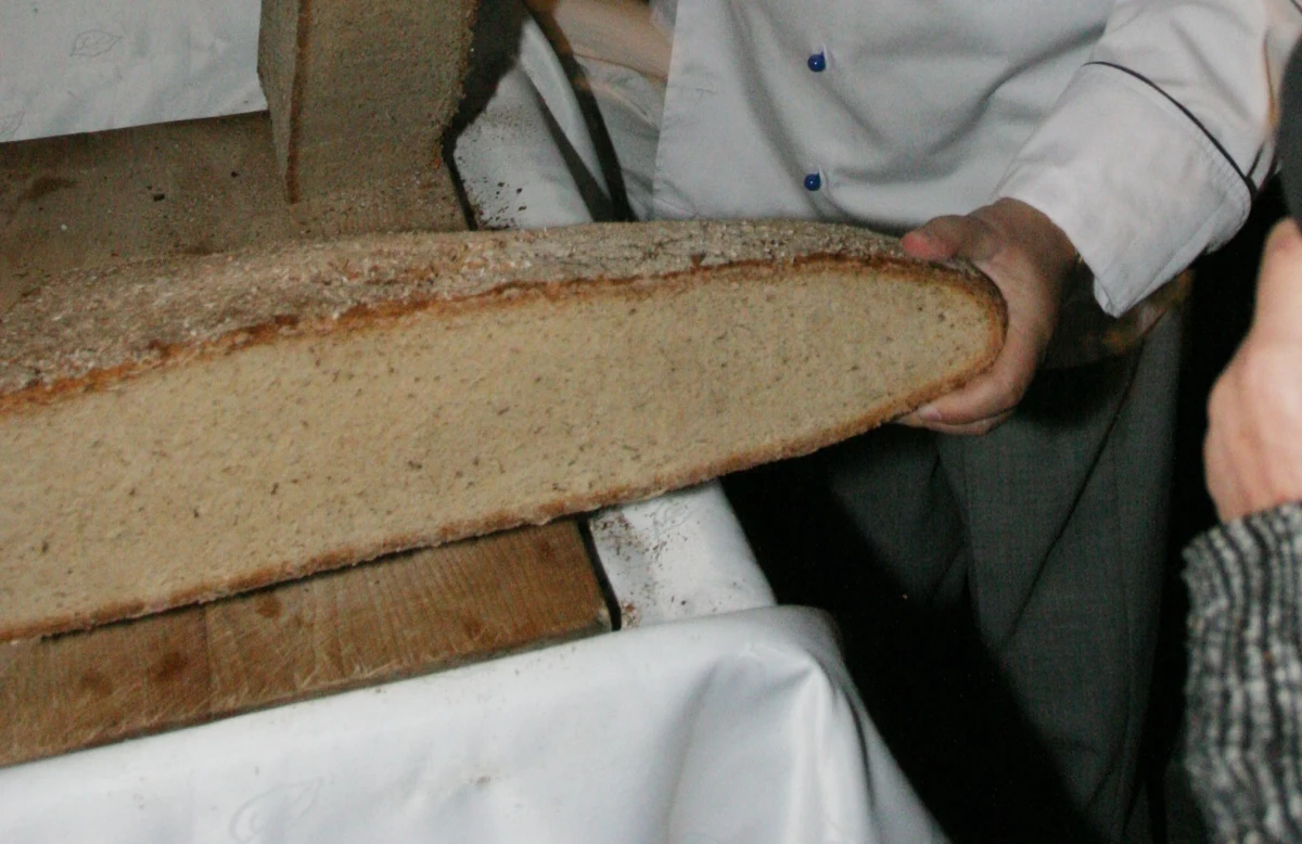 Najbardziej znany obwarzanek w Krakowie nie jest jedynym prawnie chronionym wypiekiem Stolicy Małopolski. Kraków to jedyne miasto w Europie, które wprowadziło dwa wyroby piekarnicze na listę produktów regionalnych Unii Europejskiej. Tym kolejnym jest chleb prądnicki, którego historia sięga czasów średniowiecza. 