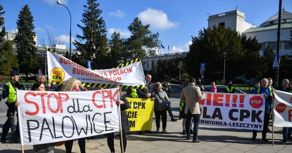 "Nie dla Kolei Dużych Prędkości" - to hasło znowu pojawiło się na ulicach Śląska. Protestowali tym razem mieszkańcy Stanowic pod Rybnikiem. Uczestnicy demonstracji maszerowali lokalnymi drogami. Protestujący mieli też wsparcie z sąsiednich miejscowości.