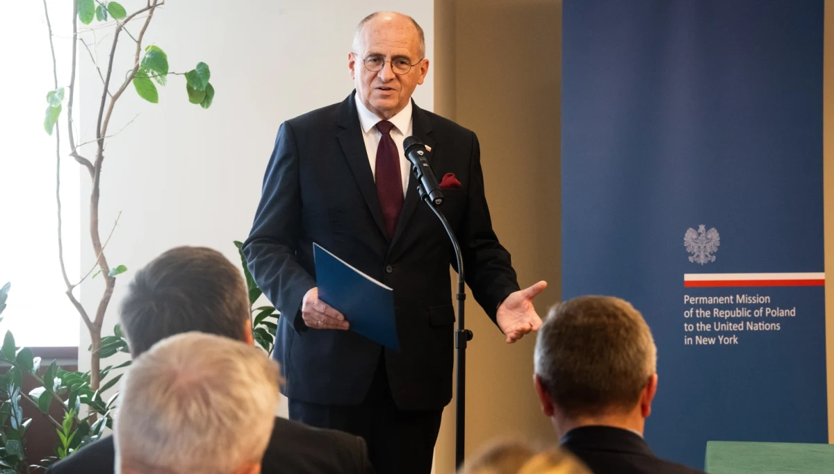 Minister spraw zagranicznych Zbigniew Rau odniósł się do kontrowersyjnych słów przydenta Ukrainy Wołodymyra Zełenskiego, które padły we wtorek na 78. sesji Zgromadzenia Ogólnego Narodów Zjednoczonych w Nowym Jorku. "Wierzymy w zwycięstwo Ukrainy. Nie będziemy stać z boku. Ale nie damy kupczyć stosunkami z Polską w imię prywatnych fortun i wrogich Polsce i Ukrainie obcych interesów" - oświadczył na Twitterze. "Obecna polityka Ukrainy jest dla nas nie tylko krzywdząca, bolesna, ale przede wszystkim obraźliwa" - dodał. 