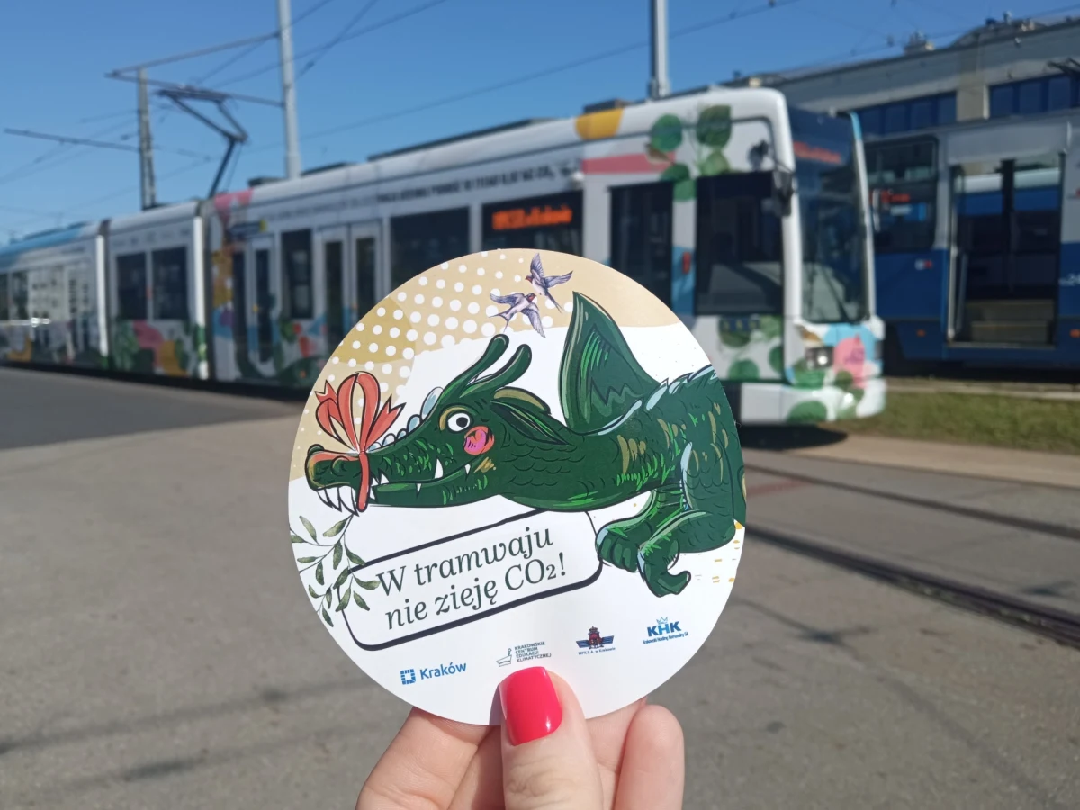 W Krakowie podobnie jak w wielu miastach w całej Polsce - dziś Dzień bez Samochodu. Przez cały dzień komunikacja miejska będzie darmowa. Nie trzeba mieć przy sobie dowodu rejestracyjnego auta, ani nawet dokumentu potwierdzającego, że jesteśmy mieszkańcami Krakowa. To okazja by przetestować inną drogę do pracy. 